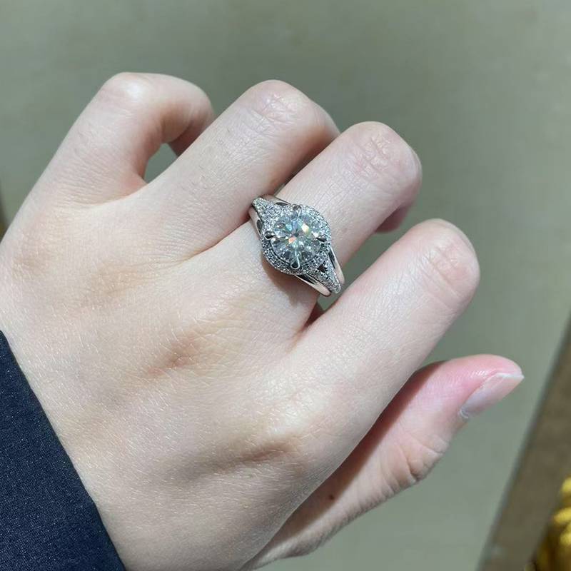 轻奢Y臂圆包女戒S925银镀白金定制选款主石莫桑钻2.0ct/副石高碳钻